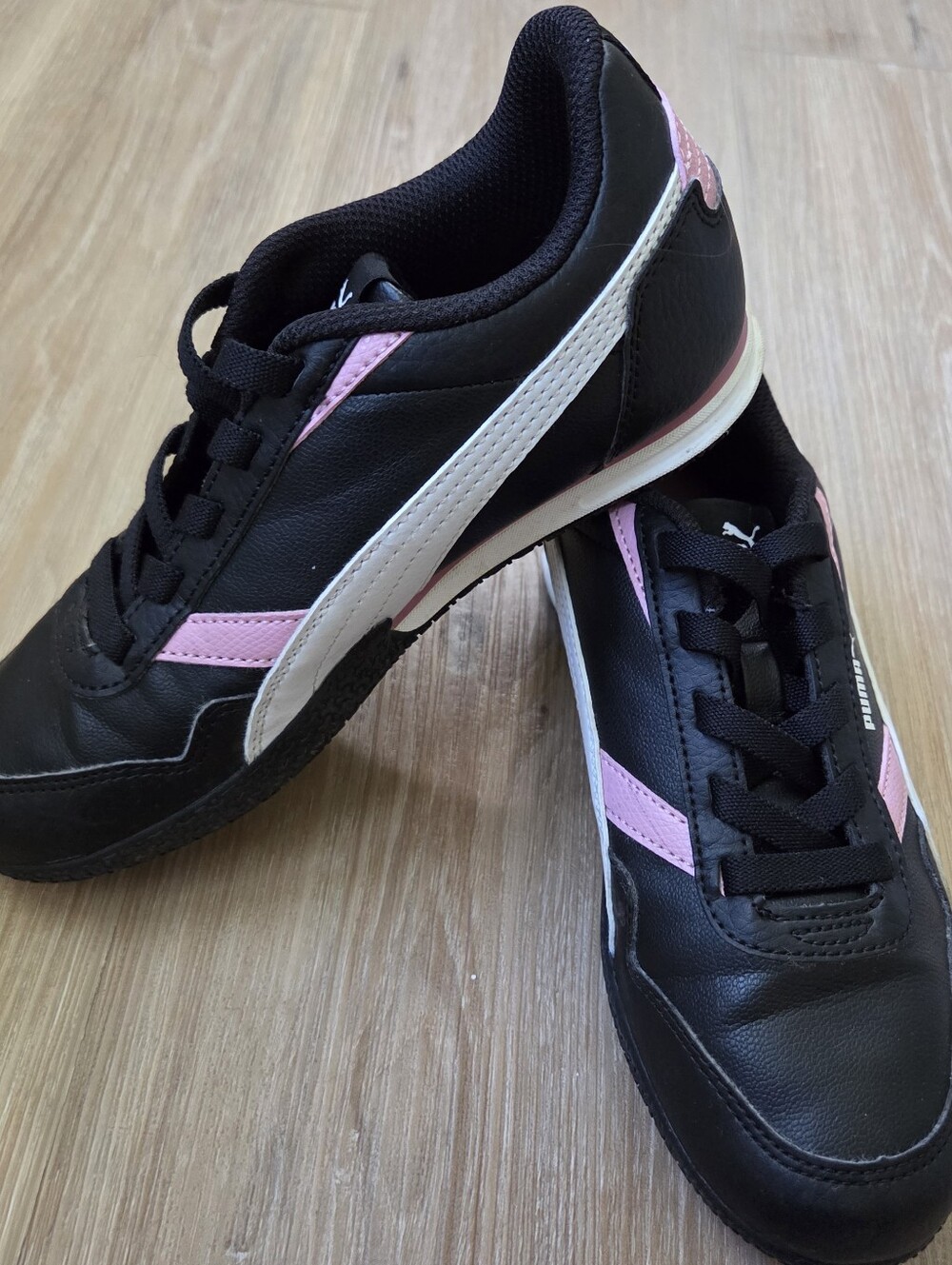 Puma Girls' Black and Pink Low-Top Athletic Sneakers